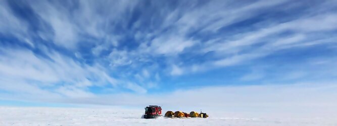 Trip Tirol beliebtes Urlaubsziel – Antarktis - Null Bewohner, Millionen Pinguine und feste Dimensionen. Am südlichen Ende der Erde, wo die Sonne nur zwischen Frühjahr und Herbst über dem Horizont aufgeht, liegt der 7. Kontinent, die Antarktis. Riesig, bis auf ein paar Forscher unbewohnt und ohne offiziellen Besitzer. Eine Welt, die überrascht, bevor Sie sie sehen. Deshalb ist ein Besuch definitiv etwas für die Schatzkiste der Erinnerung und allein die Ausmaße dieser Destination sind eine Sache für sich. Du trittst aus deinem gemütlichen Hotelzimmer und es begrüßt dich die warme italienische Sonne. Du blickst auf den atemberaubenden Gardasee, der in zahlreichen Blautönen schimmert - von tiefem Dunkelblau bis zu funkelndem Türkis. Majestätische Berge umgeben dich, während die Brise sanft deine Haut streichelt und der Duft von blühenden Zitronenbäumen deine Nase kitzelt. Du schlenderst die malerischen, engen Gassen entlang, vorbei an farbenfrohen, blumengeschmückten Häusern. Vereinzelt unterbricht das fröhliche Lachen der Einheimischen die friedvolle Stille. Du fühlst dich wie in einem Traum, der nicht enden will. Jeder Schritt führt dich zu neuen Entdeckungen und Abenteuern. Du probierst die köstliche italienische Küche mit ihren frischen Zutaten und verführerischen Aromen. Die Sonne geht langsam unter und taucht den Himmel in ein leuchtendes Orange-rot - ein spektakulärer Anblick.